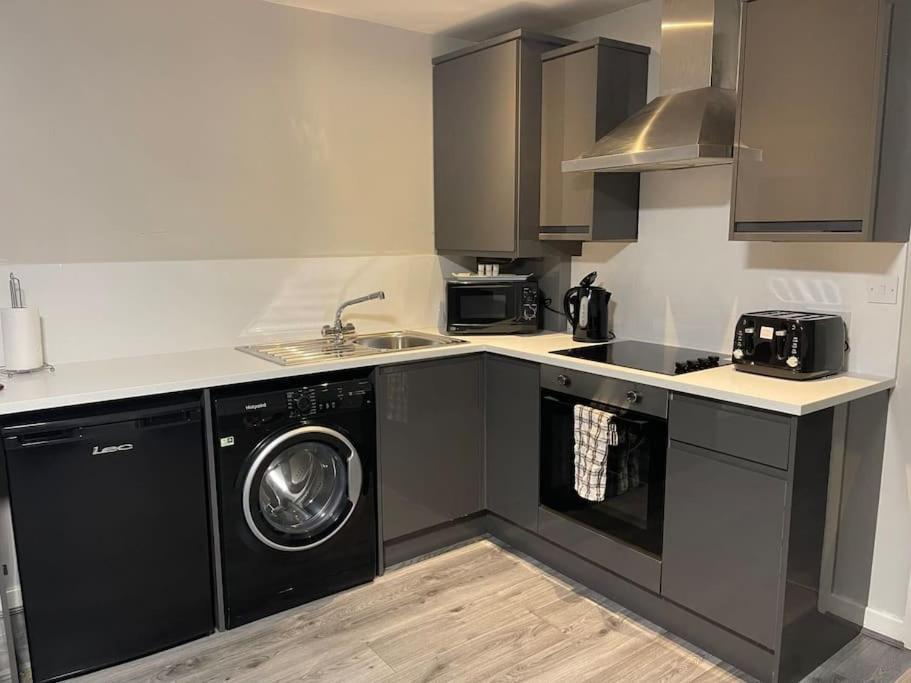 Hosted By Ryan - 2 Bedroom Apartment Liverpool Dış mekan fotoğraf