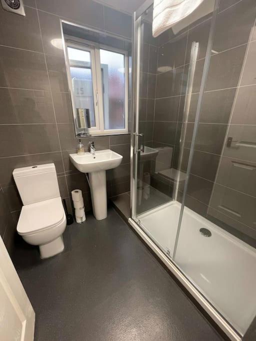Hosted By Ryan - 2 Bedroom Apartment Liverpool Dış mekan fotoğraf